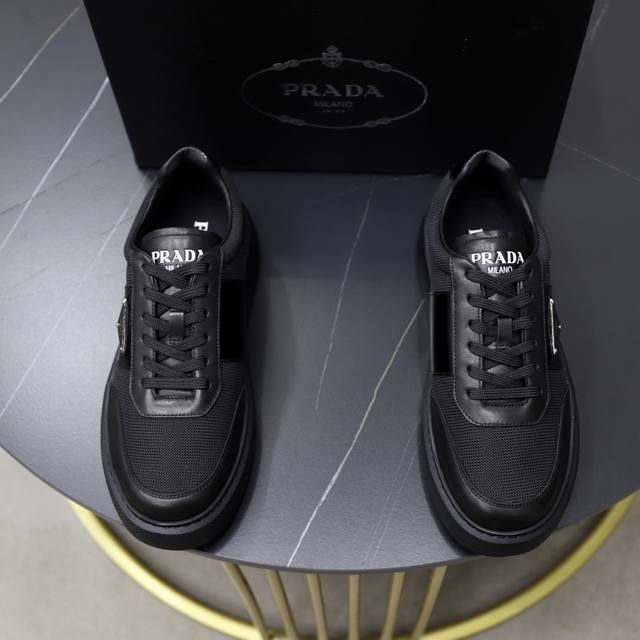 Prada 普拉达 -高端品质 原单 -鞋面：进口软面小牛皮拼接透气网面、丝印品牌Logo -内里：水染牛皮内里 -大底：超轻Tpu发泡 Q弹成型大底 -超高品