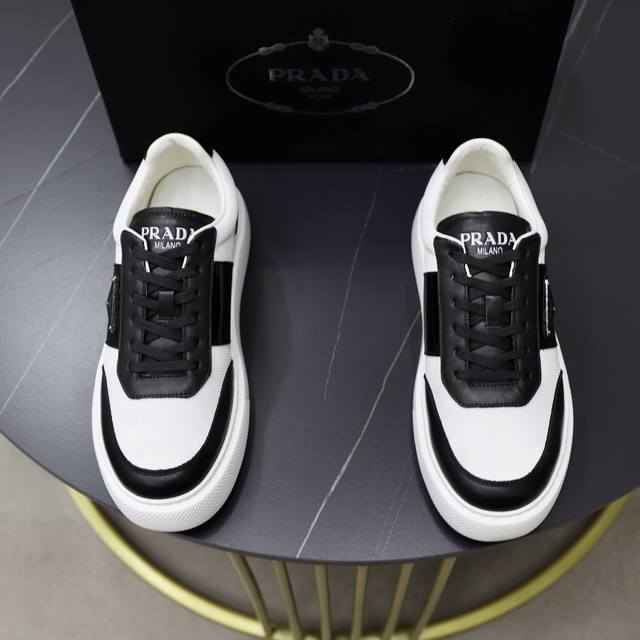 Prada 普拉达 -高端品质 原单 -鞋面：进口软面小牛皮拼接透气网面、丝印品牌Logo -内里：水染牛皮内里 -大底：超轻Tpu发泡 Q弹成型大底 -超高品