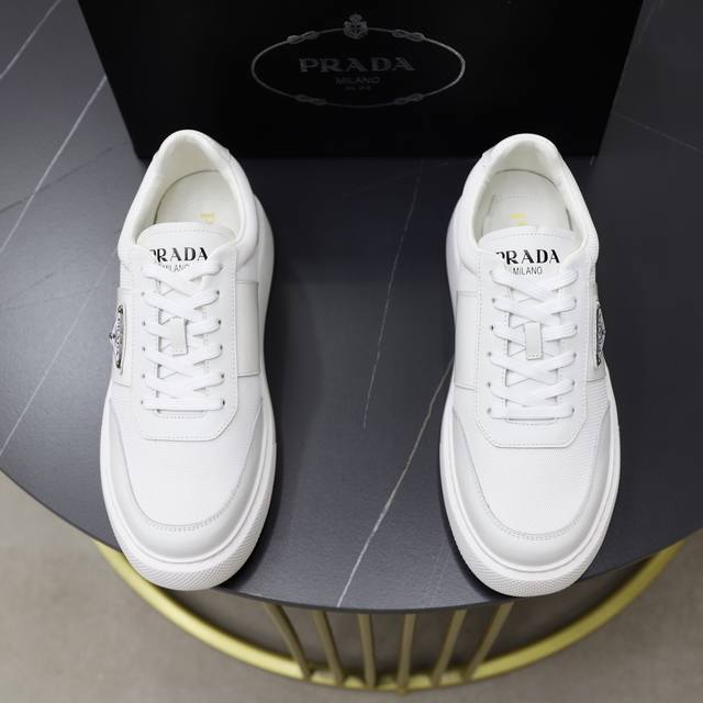 Prada 普拉达 -高端品质 原单 -鞋面：进口软面小牛皮拼接透气网面、丝印品牌Logo -内里：水染牛皮内里 -大底：超轻Tpu发泡 Q弹成型大底 -超高品