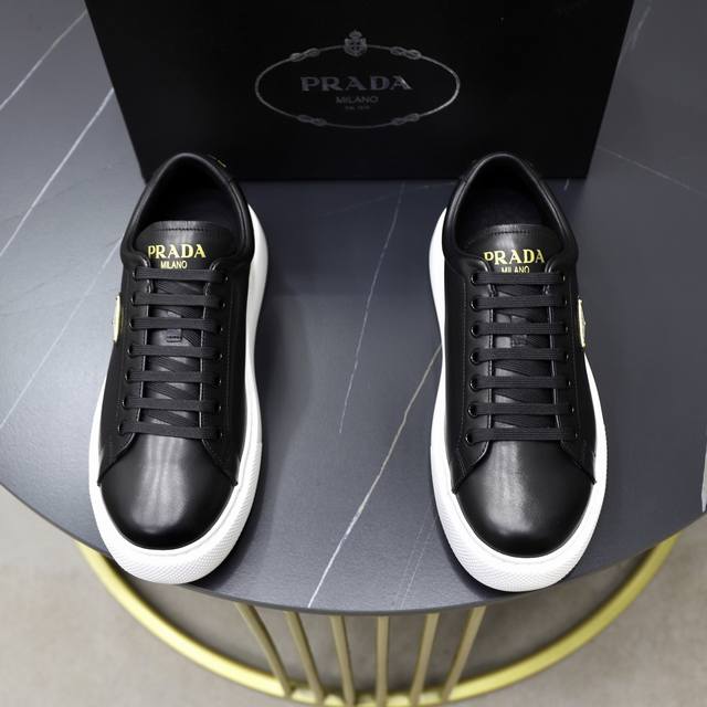 Prada 普拉达 -高端品质 原单 -鞋面：进口软面小牛皮面、丝印品牌Logo -内里：水染牛皮内里 -大底：超轻Tpu发泡 Q弹成型大底 -超高品控 做工精