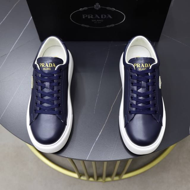 Prada 普拉达 -高端品质 原单 -鞋面：进口软面小牛皮面、丝印品牌Logo -内里：水染牛皮内里 -大底：超轻Tpu发泡 Q弹成型大底 -超高品控 做工精
