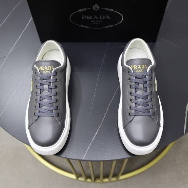 Prada 普拉达 -高端品质 原单 -鞋面：进口软面小牛皮面、丝印品牌Logo -内里：水染牛皮内里 -大底：超轻Tpu发泡 Q弹成型大底 -超高品控 做工精