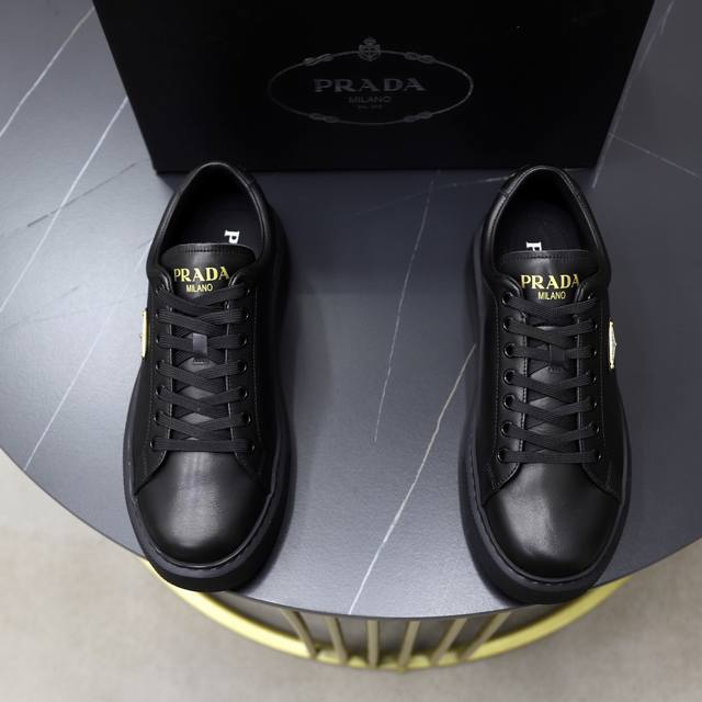Prada 普拉达 -高端品质 原单 -鞋面：进口软面小牛皮面、丝印品牌Logo -内里：水染牛皮内里 -大底：超轻Tpu发泡 Q弹成型大底 -超高品控 做工精