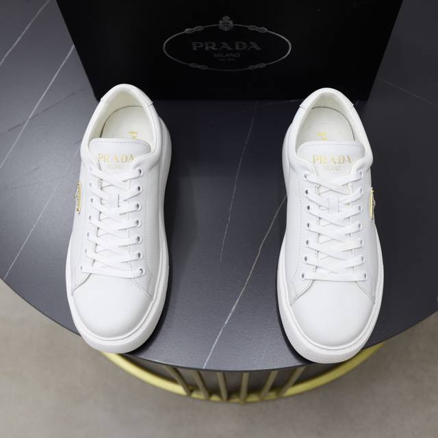 Prada 普拉达 -高端品质 原单 -鞋面：进口软面小牛皮面、丝印品牌Logo -内里：水染牛皮内里 -大底：超轻Tpu发泡 Q弹成型大底 -超高品控 做工精