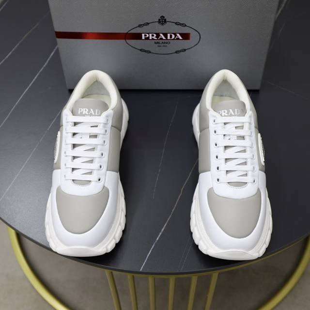 Prada 普拉达 -高端品质 原单 -鞋面：进口软面小牛皮面、丝印品牌Logo -内里：水染牛皮内里 -大底：超轻Tpu发泡 Q弹成型大底 -超高品控 做工精