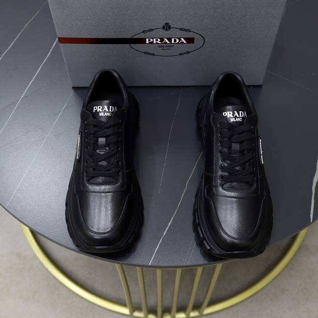 Prada 普拉达 -高端品质 原单 -鞋面：进口软面小牛皮面、丝印品牌Logo -内里：水染牛皮内里 -大底：超轻Tpu发泡 Q弹成型大底 -超高品控 做工精