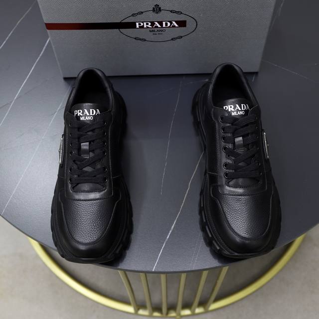 Prada 普拉达 -高端品质 原单 -鞋面：进口软面小牛皮面、丝印品牌Logo -内里：水染牛皮内里 -大底：超轻Tpu发泡 Q弹成型大底 -超高品控 做工精