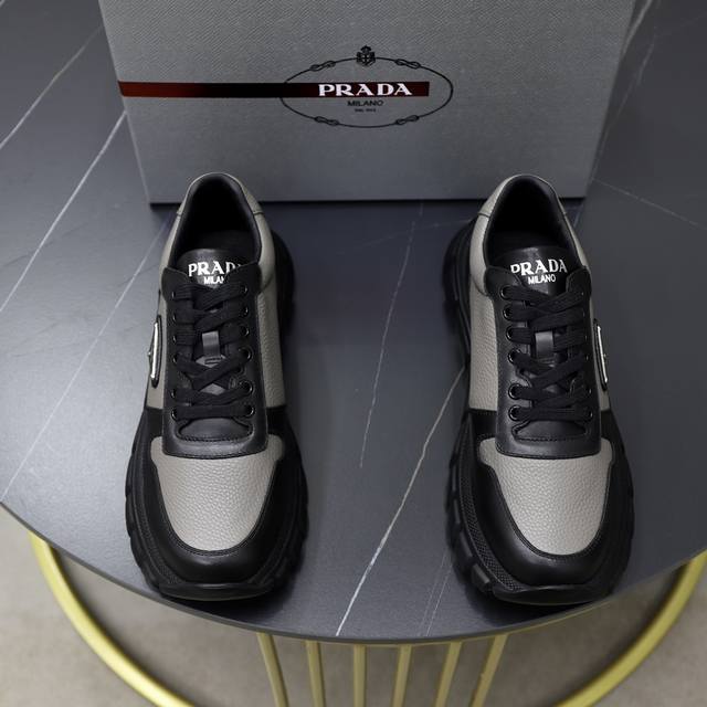 Prada 普拉达 -高端品质 原单 -鞋面：进口软面小牛皮面、丝印品牌Logo -内里：水染牛皮内里 -大底：超轻Tpu发泡 Q弹成型大底 -超高品控 做工精