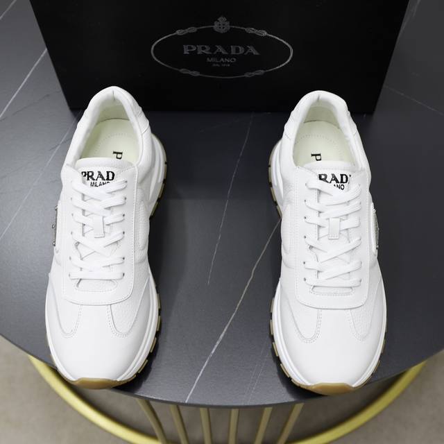 出厂价Pp： 顶级原单 品牌：Prada 普拉达 标准码：男码38 44 45可以定做 等级：官网同款 材料：原版牛皮 牛皮内里 原版组合双色耐磨柔软大底 款式