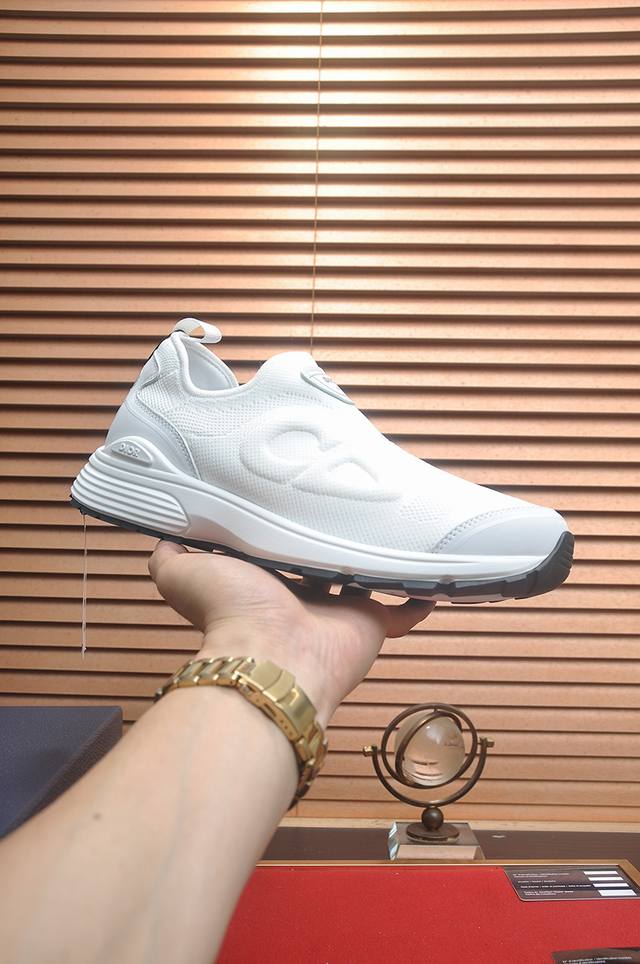 出厂价Pp： 顶级原单 品牌：Dior 迪奥 标准码：男码38-44 45定制 等级：官网同款 材料：顶级原版牛皮拼接而成 原版耐磨轻便大底 款式类别：潮流时尚