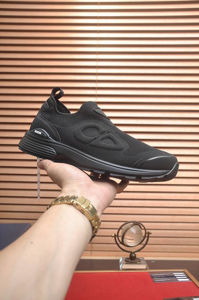 出厂价Pp： 顶级原单 品牌：Dior 迪奥 标准码：男码38-44 45定制 等级：官网同款 材料：顶级原版牛皮拼接而成 原版耐磨轻便大底 款式类别：潮流时尚