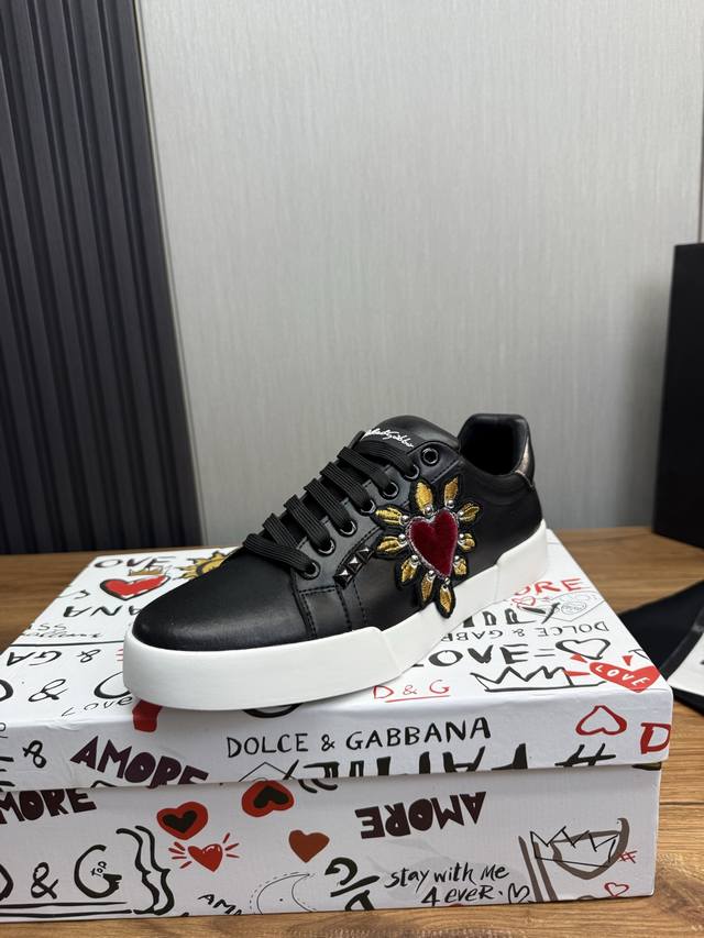工厂P价 Dolce & Gabbana Dg 官网同步新款1时尚爆款:1独家开模鞋面进口牛皮，独有的品牌风格Logo鞋面羊皮垫脚原厂私模大底10-44 38.