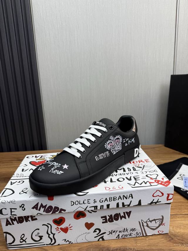 工厂P价 Dolce & Gabbana Dg 官网同步新款1:1出货时尚爆款:1独家开模鞋面进口牛皮，独有的品牌风格Logo鞋面羊皮垫脚原厂私模大底10-44
