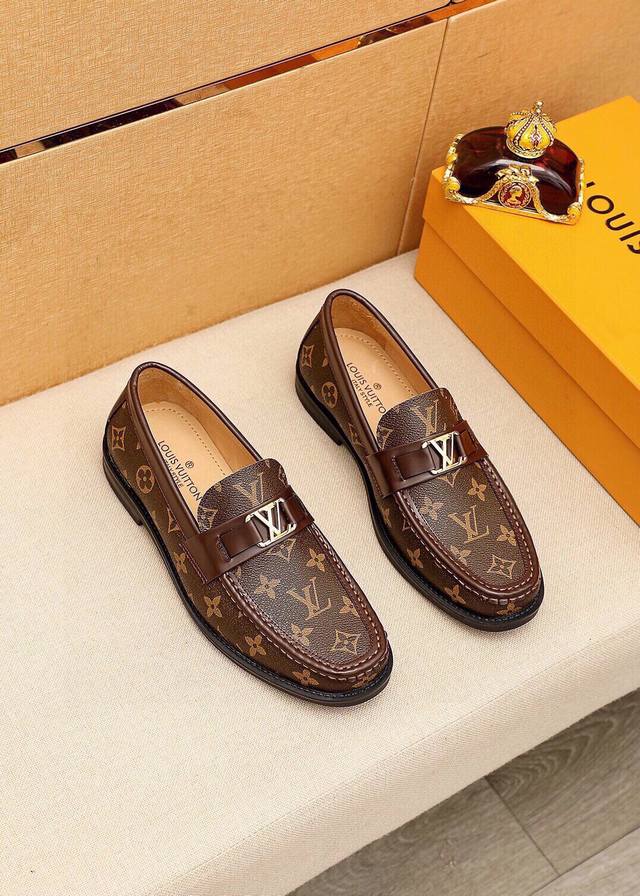 商品商标：Louis Vuitton 路易威登 休闲皮鞋 正码码数: 38-44 45订制 商品材料：精选 进口头层老花牛皮鞋面+奢华五金扣，进口头层牛皮内里。