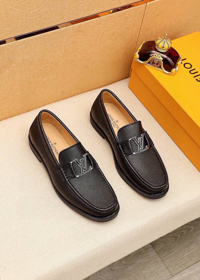 商品商标：Louis Vuitton 路易威登 休闲皮鞋 正码码数: 38-44 45订制 商品材料：精选 进口头层荔枝纹牛皮鞋面+奢华五金扣，进口头层牛皮内里