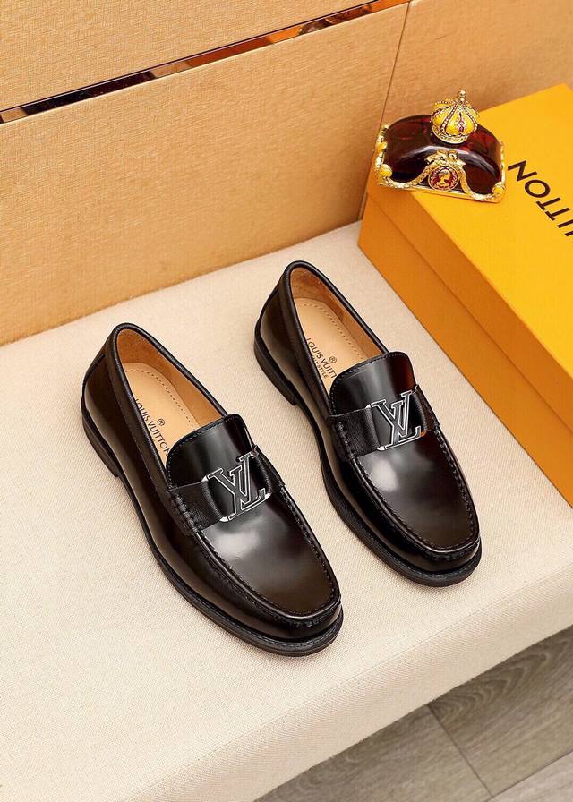 商品商标：Louis Vuitton 路易威登 休闲皮鞋 正码码数: 38-44 45订制 商品材料：精选 进口头层开边珠牛皮鞋面+奢华五金扣，进口头层牛皮内里