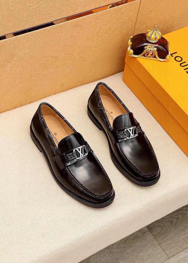 商品商标：Louis Vuitton 路易威登 休闲皮鞋 正码码数: 38-44 45订制 商品材料：精选 进口头层开边珠牛皮鞋面+奢华五金扣，进口头层牛皮内里