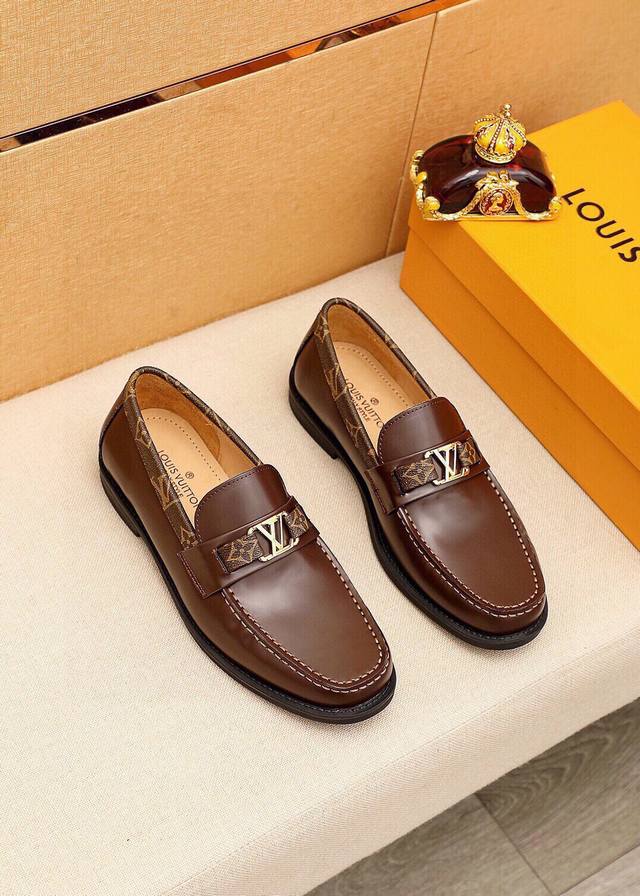 商品商标：Louis Vuitton 路易威登 休闲皮鞋 正码码数: 38-44 45订制 商品材料：精选 进口头层开边珠牛皮鞋面+奢华五金扣，进口头层牛皮内里