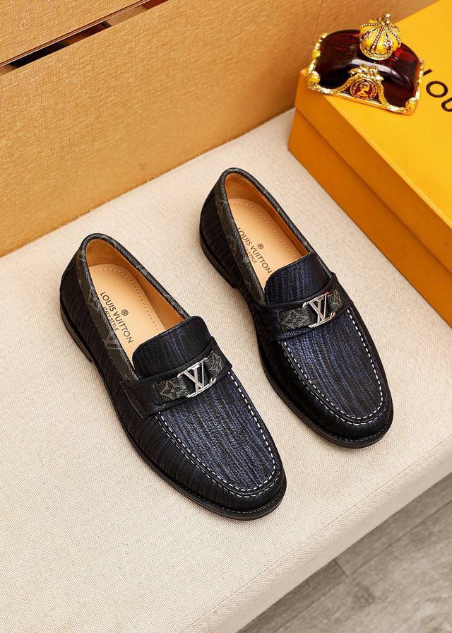 商品商标：Louis Vuitton 路易威登 休闲皮鞋 正码码数: 38-44 45订制 商品材料：精选 进口头层小牛皮鞋面+奢华五金扣，进口头层牛皮内里。强