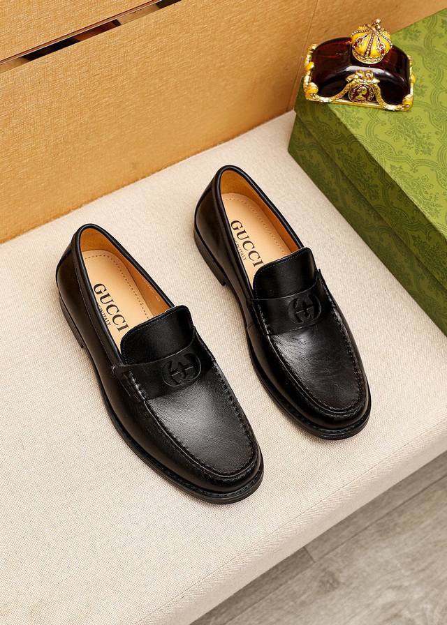 商品商标：Gucci 古驰 休闲皮鞋 正码码数: 38-44 45订制 商品材料：精选 进口头层小牛皮鞋面+奢华五金扣，进口水染牛皮内里。强烈立体视觉效果，组合