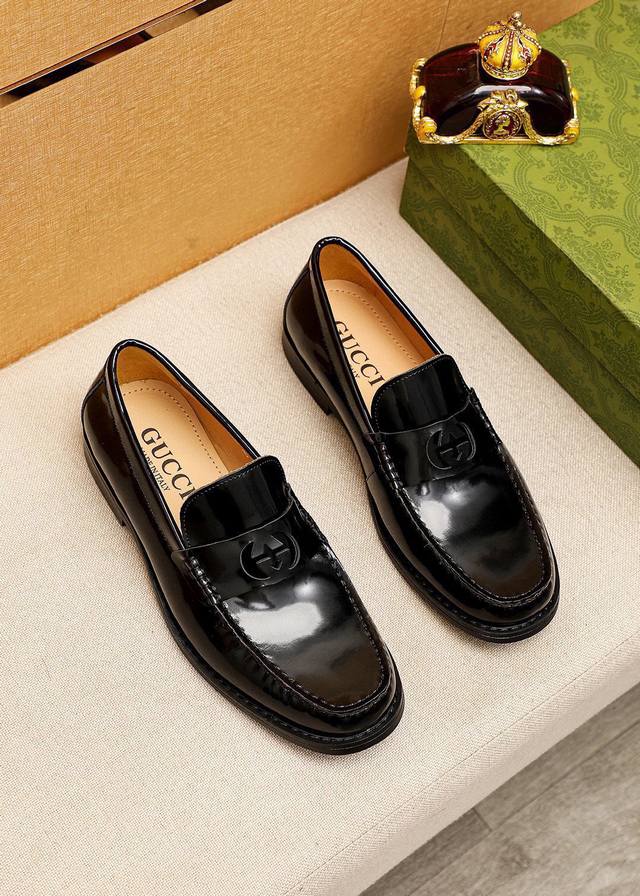 商品商标：Gucci 古驰 休闲皮鞋 正码码数: 38-44 45订制 商品材料：精选 进口头层开边珠牛皮鞋面+奢华五金扣，进口水染牛皮内里。强烈立体视觉效果，