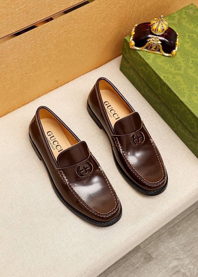 商品商标：Gucci 古驰 休闲皮鞋 正码码数: 38-44 45订制 商品材料：精选 进口头层开边珠牛皮鞋面+奢华五金扣，进口水染牛皮内里。强烈立体视觉效果，