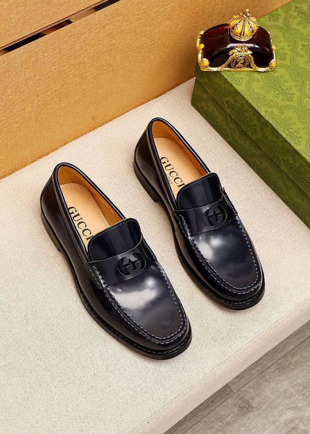 商品商标：Gucci 古驰 休闲皮鞋 正码码数: 38-44 45订制 商品材料：精选 进口头层开边珠牛皮鞋面+奢华五金扣，进口水染牛皮内里。强烈立体视觉效果，