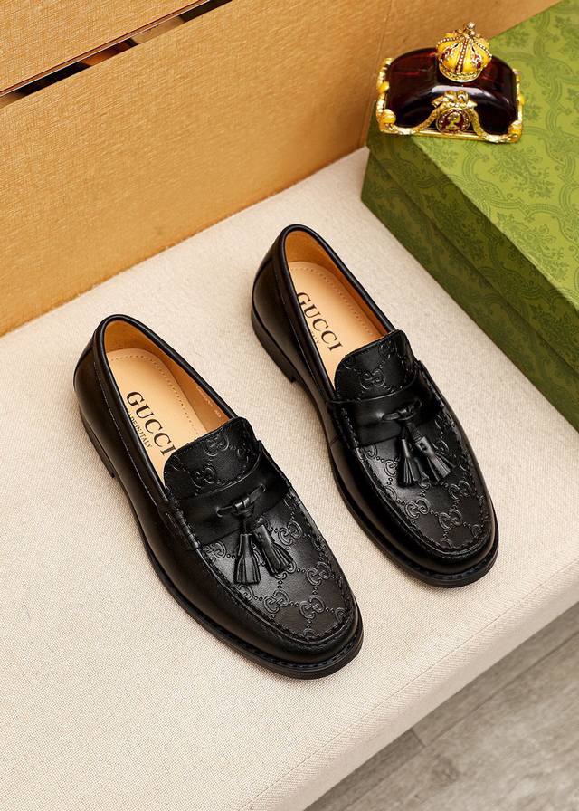 商品商标：Gucci 古驰 休闲皮鞋 正码码数: 38-44 45订制 商品材料：精选 进口头层小牛皮压花鞋面+奢华五金扣，进口水染牛皮内里。强烈立体视觉效果，