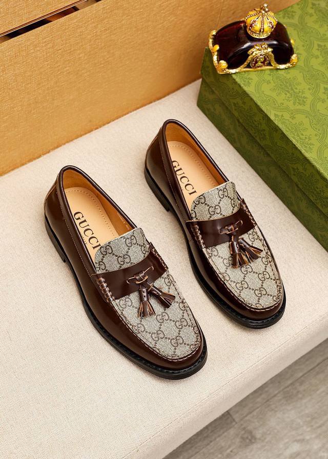商品商标：Gucci 古驰 休闲皮鞋 正码码数: 38-44 45订制 商品材料：精选 进口头层开边珠牛皮鞋面+奢华五金扣，进口水染牛皮内里。强烈立体视觉效果，