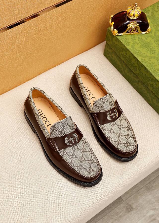 商品商标：Gucci 古驰 休闲皮鞋 正码码数: 38-44 45订制 商品材料：精选 进口头层开边珠牛皮鞋面+奢华五金扣，进口水染牛皮内里。强烈立体视觉效果，