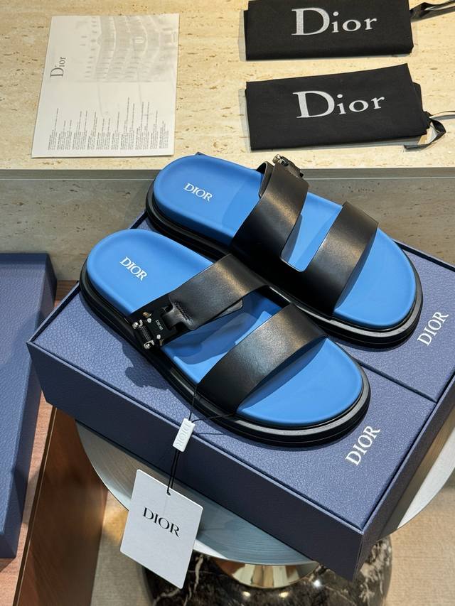 这款 D家 Aqua 男士凉鞋 优雅而休闲，采用可调节带设计重新诠释，突显 品牌标志性的 Oblique 印花。牛皮内里，搭配饰以D家标志的搭扣和同色调凹口鞋底