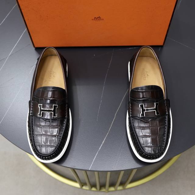 出厂价P 小牛内里 品牌：爱马仕HermèS 尺码：38-44 45、46可定制 等级： 专柜经典款 材料： 原版牛皮鞋面 水染牛皮内里 原版橡胶耐磨轻便柔软大