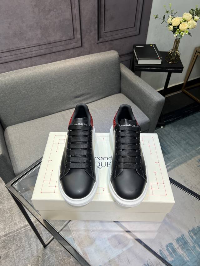 Alexander Mcqueen正品爆拆 1：1顶级麦昆原版皮料白色进口丝绸皮 原版白色鞋盒 布袋手提袋 全套包装、多送一副鞋带！后包工艺采用进口定型机热熔胶