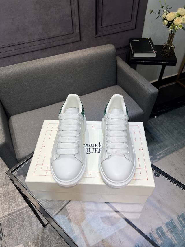 Alexander Mcqueen正品爆拆 1：1顶级麦昆原版皮料白色进口丝绸皮 原版白色鞋盒 布袋手提袋 全套包装、多送一副鞋带！后包工艺采用进口定型机热熔胶