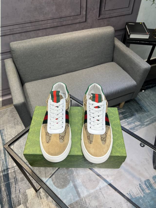 Gucci古奇最新潮鞋休闲鞋实体店爆款，新品春夏季舒适进口定制原版牛皮，独特提花面料元素设计。搭配羊皮内里，原版底，细节决定品质、可随意进出专柜，欢迎对比、码数