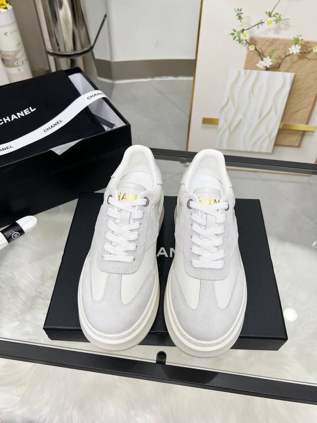 Chanel 25C春夏新款运动鞋 官网同步上 专柜断货王 各大博主社交日推款，这季新款简直闭眼入，上脚狂好看，率性的休闲运动风，飒爽又自然，演绎香奈儿的时髦女