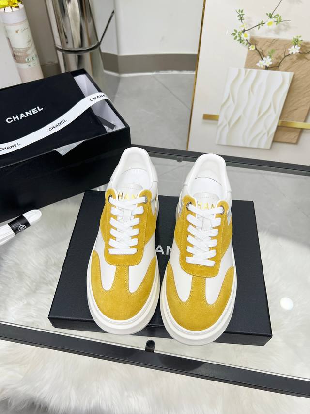 Chanel 25C春夏新款运动鞋 官网同步上 专柜断货王 各大博主社交日推款，这季新款简直闭眼入，上脚狂好看，率性的休闲运动风，飒爽又自然，演绎香奈儿的时髦女