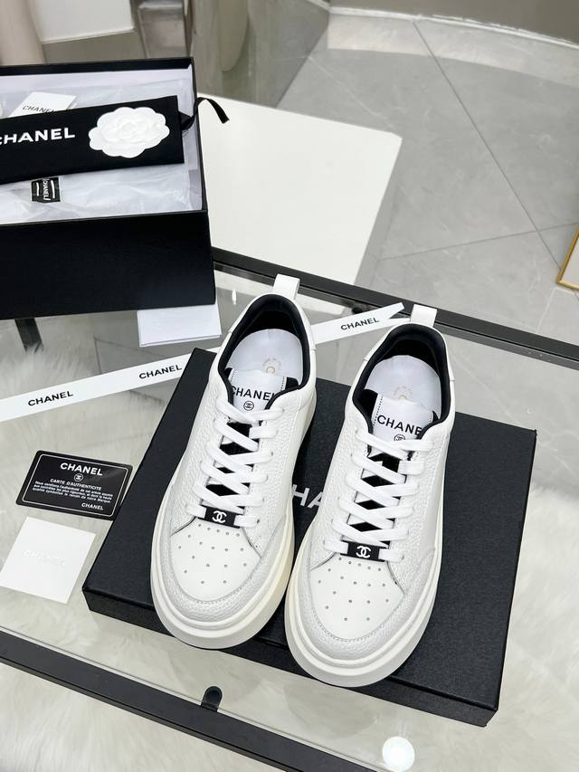 Chanel 25C春夏新款运动鞋 官网同步上 专柜断货王 各大博主社交日推款，这季新款简直闭眼入，上脚狂好看，率性的休闲运动风，飒爽又自然，演绎香奈儿的时髦女