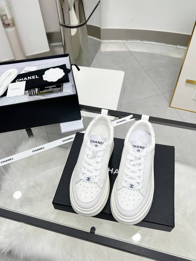 Chanel 25C春夏新款运动鞋 官网同步上 专柜断货王 各大博主社交日推款，这季新款简直闭眼入，上脚狂好看，率性的休闲运动风，飒爽又自然，演绎香奈儿的时髦女