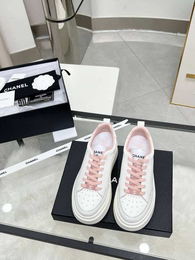Chanel 25C春夏新款运动鞋 官网同步上 专柜断货王 各大博主社交日推款，这季新款简直闭眼入，上脚狂好看，率性的休闲运动风，飒爽又自然，演绎香奈儿的时髦女