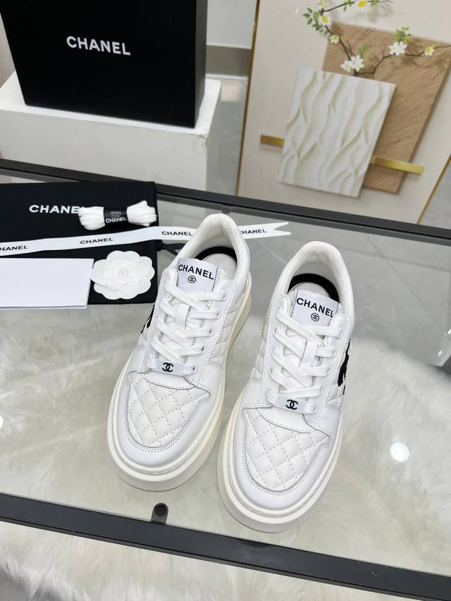 Chanel 25C春夏新款运动鞋 官网同步上 专柜断货王 各大博主社交日推款，这季新款简直闭眼入，上脚狂好看，率性的休闲运动风，飒爽又自然，演绎香奈儿的时髦女