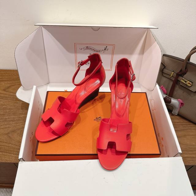 Hermes... A Eclair 2025新色+爆款系列 版型超正，有一定厚度增高显腿长！透体透气 舒适的小牛皮 春夏拼色兼具颜值舒适度的单品！ 渠道货源