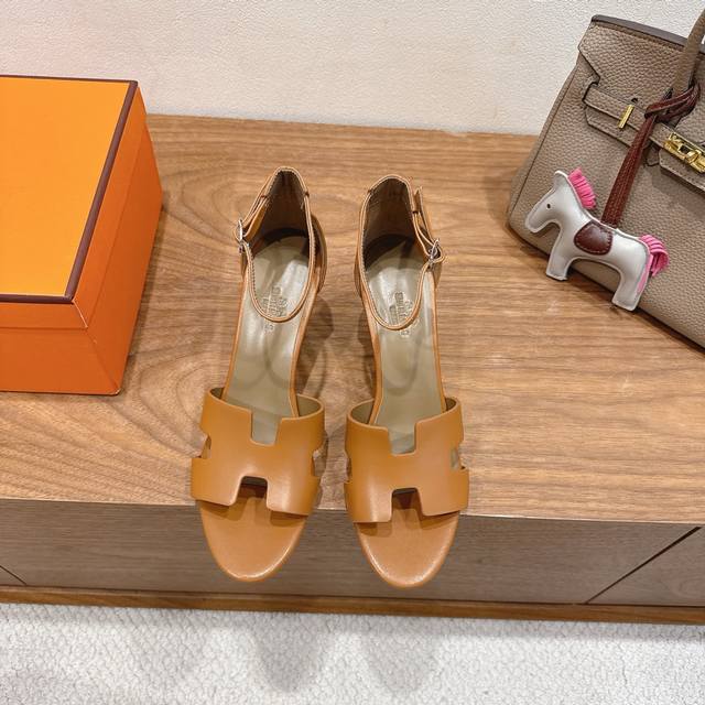 Hermes... A Eclair 2025新色+爆款系列 版型超正，有一定厚度增高显腿长！透体透气 舒适的小牛皮 春夏拼色兼具颜值舒适度的单品！ 渠道货源