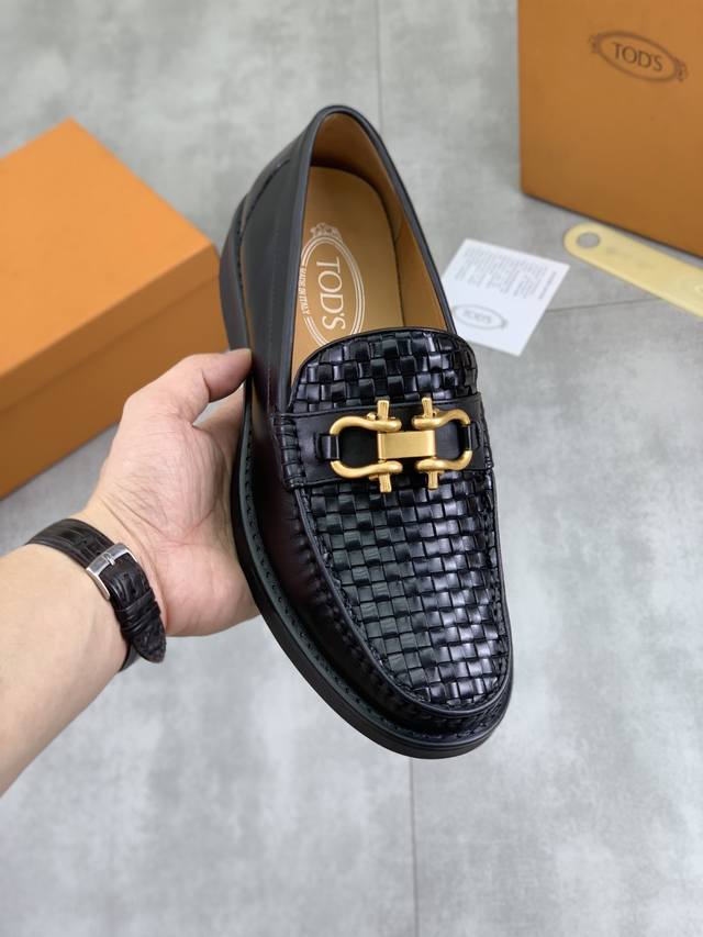 工厂P价P 实价 水染牛里 同款 Tod's 托德斯皮鞋 顶级代购男士 同步 发售， 意大利进口顶级原版小牛皮头层牛皮内里 原厂特供原版底，做工精细 无可挑剔