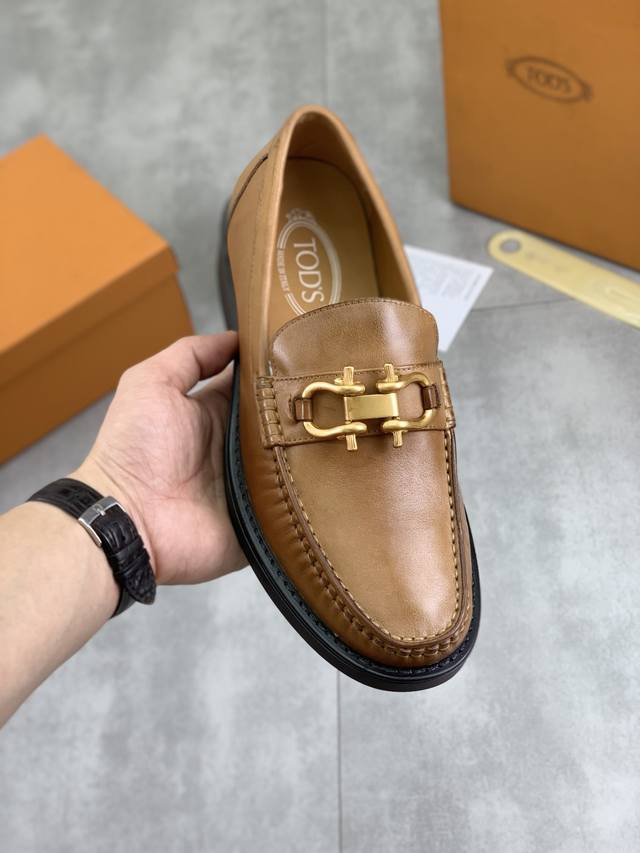 工厂P价P 实价 水染牛里 同款 Tod's 托德斯皮鞋 顶级代购男士 同步 发售， 意大利进口顶级原版小牛皮头层牛皮内里 原厂特供原版底，做工精细 无可挑剔
