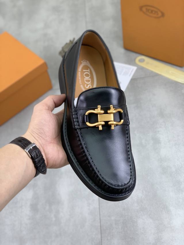 工厂P价P 实价 水染牛里 同款 Tod's 托德斯皮鞋 顶级代购男士 同步 发售， 意大利进口顶级原版小牛皮头层牛皮内里 原厂特供原版底，做工精细 无可挑剔