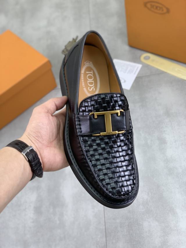 工厂P价P 实价 水染牛里 同款 Tod's 托德斯皮鞋 顶级代购男士 同步 发售， 意大利进口顶级原版小牛皮头层牛皮内里 原厂特供原版底，做工精细 无可挑剔