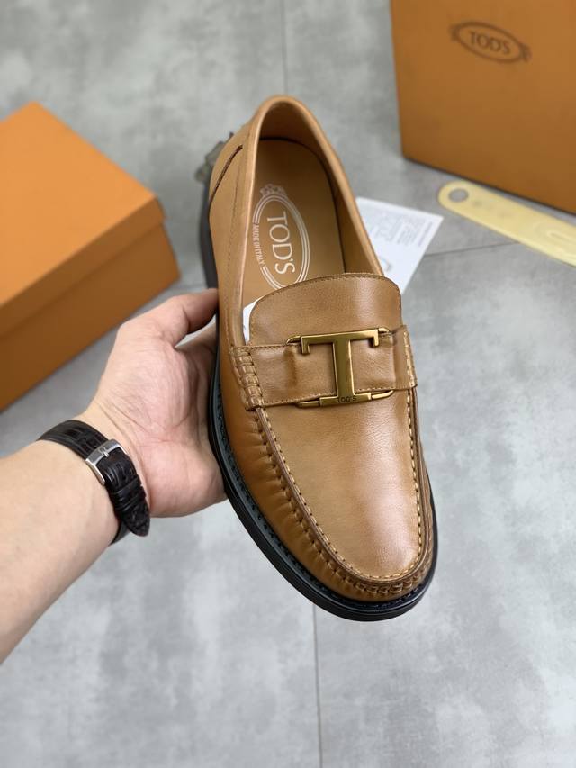 工厂P价P 实价 水染牛里 同款 Tod's 托德斯皮鞋 顶级代购男士 同步 发售， 意大利进口顶级原版小牛皮头层牛皮内里 原厂特供原版底，做工精细 无可挑剔