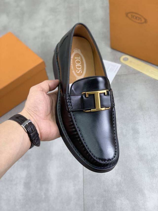 工厂P价P 实价 水染牛里 同款 Tod's 托德斯皮鞋 顶级代购男士 同步 发售， 意大利进口顶级原版小牛皮头层牛皮内里 原厂特供原版底，做工精细 无可挑剔