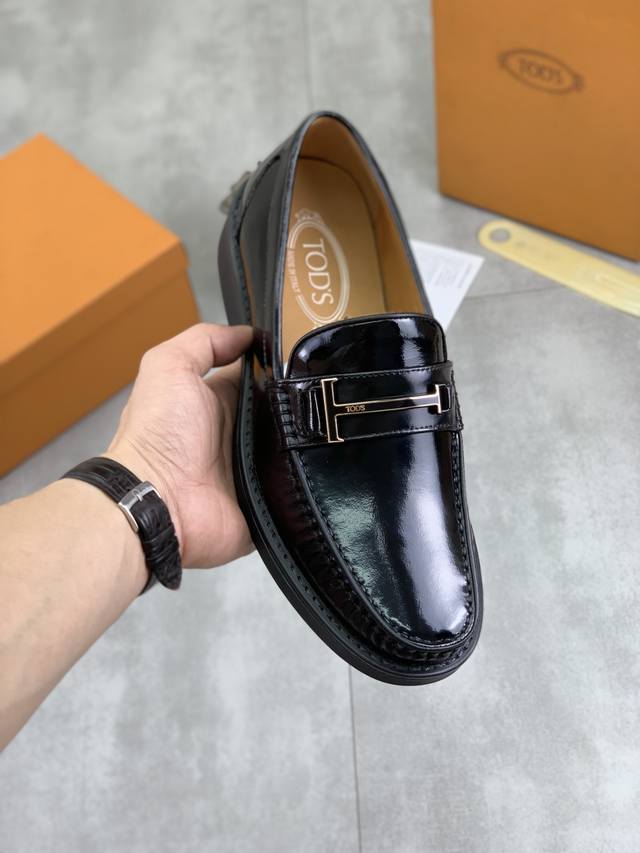 工厂P价P 实价 水染牛里 同款 Tod's 托德斯皮鞋 顶级代购男士 同步 发售， 意大利进口顶级原版小牛皮头层牛皮内里 原厂特供原版底，做工精细 无可挑剔